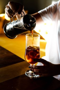 Kahve odasında kahve hazırlayan barista.