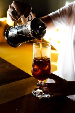 Kahve odasında kahve hazırlayan barista.