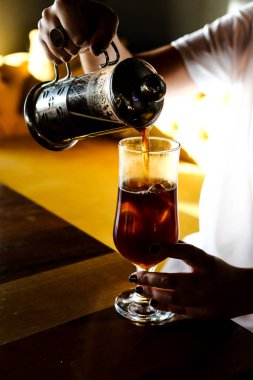 Kahve odasında kahve hazırlayan barista.