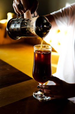 Kahve odasında kahve hazırlayan barista.