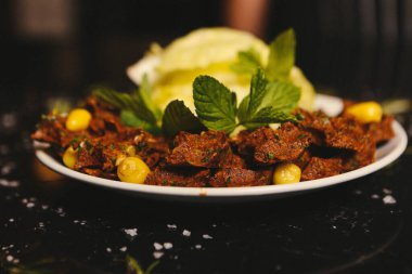 Türk yemeği, puro, turka bifteği veya chee kofta.