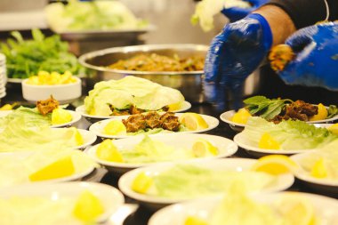 Türk yemeği, puro, turka bifteği veya chee kofta.