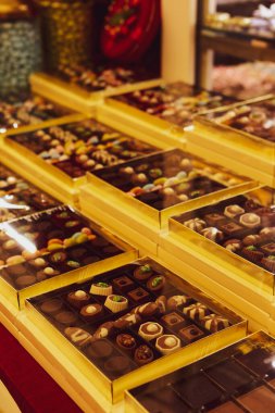 bir sürü değişik çikolatalı pralin