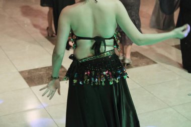 Çekici göbek dansçıları Sahnede doğulu dansçılar