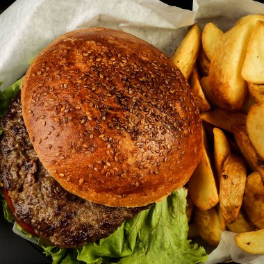 Taze sebzeli ev yapımı hamburger.