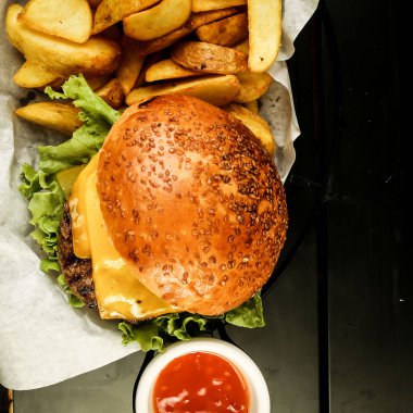 Taze sebzeli ev yapımı hamburger.