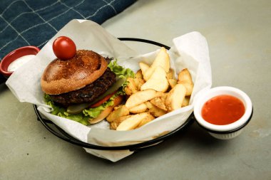 Taze sebzeli ev yapımı hamburger.