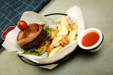 Taze sebzeli ev yapımı hamburger.