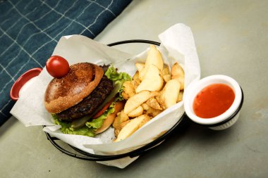 Taze sebzeli ev yapımı hamburger.