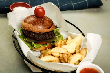 Taze sebzeli ev yapımı hamburger.