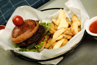 Taze sebzeli ev yapımı hamburger.