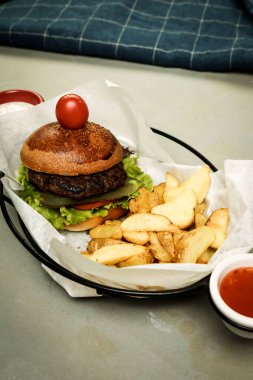 Taze sebzeli ev yapımı hamburger.