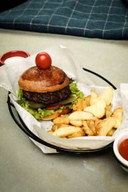 Taze sebzeli ev yapımı hamburger.