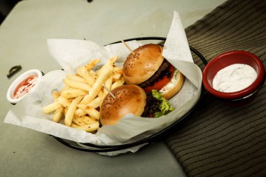 Taze sebzeli ev yapımı hamburger.