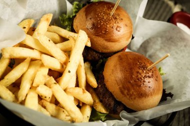 Taze sebzeli ev yapımı hamburger.