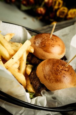 Taze sebzeli ev yapımı hamburger.