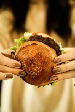 Taze sebzeli ev yapımı hamburger.