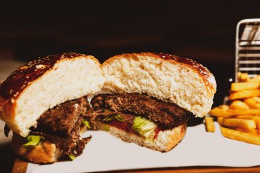 Taze sebzeli ev yapımı hamburger.