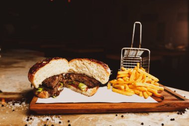 Taze sebzeli ev yapımı hamburger.