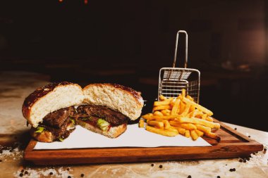 Taze sebzeli ev yapımı hamburger.