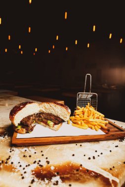 Taze sebzeli ev yapımı hamburger.