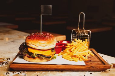 Taze sebzeli ev yapımı hamburger.