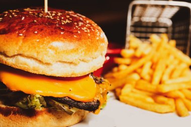 Taze sebzeli ev yapımı hamburger.