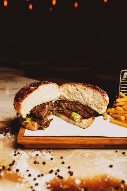 Taze sebzeli ev yapımı hamburger.