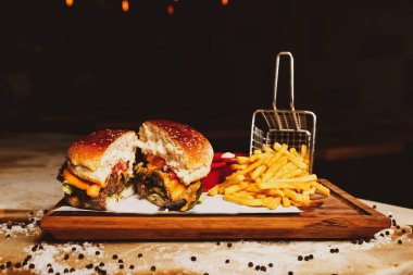 Taze sebzeli ev yapımı hamburger.