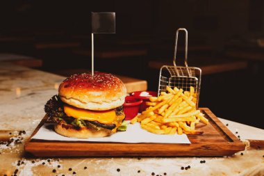 Taze sebzeli ev yapımı hamburger.