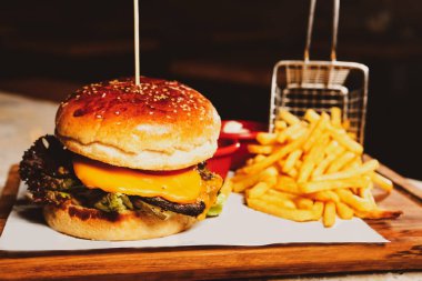 Taze sebzeli ev yapımı hamburger.