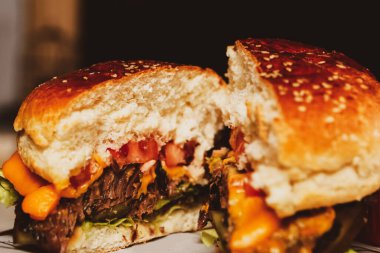 Taze sebzeli ev yapımı hamburger.