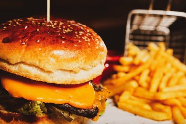 Taze sebzeli ev yapımı hamburger.