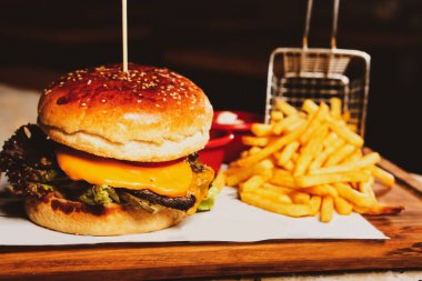 Taze sebzeli ev yapımı hamburger.