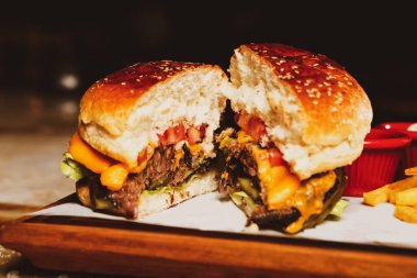 Taze sebzeli ev yapımı hamburger.