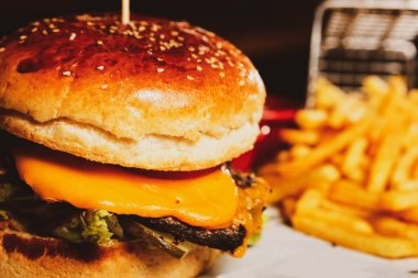 Taze sebzeli ev yapımı hamburger.