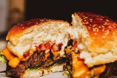 Taze sebzeli ev yapımı hamburger.