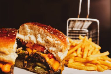 Taze sebzeli ev yapımı hamburger.