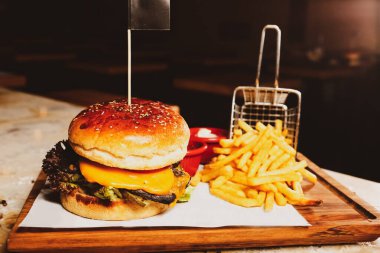Taze sebzeli ev yapımı hamburger.