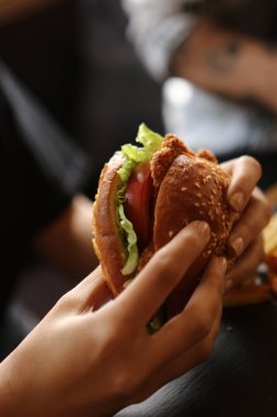 Taze sebzeli ev yapımı hamburger.