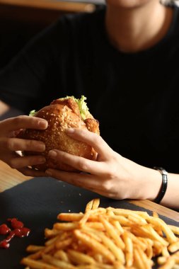 Taze sebzeli ev yapımı hamburger.
