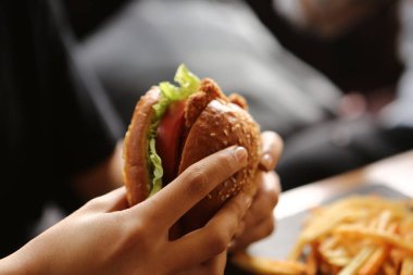 Taze sebzeli ev yapımı hamburger.