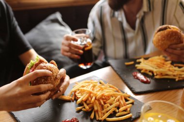 Taze sebzeli ev yapımı hamburger.