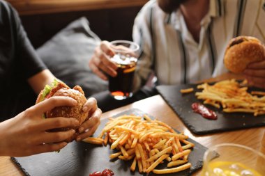 Taze sebzeli ev yapımı hamburger.