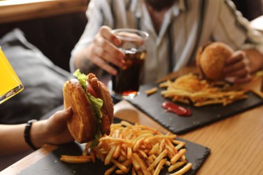 Taze sebzeli ev yapımı hamburger.