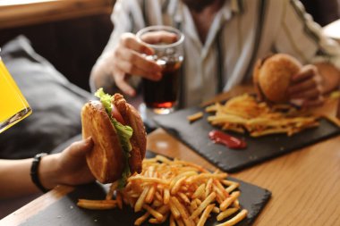 Taze sebzeli ev yapımı hamburger.