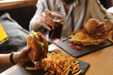 Taze sebzeli ev yapımı hamburger.