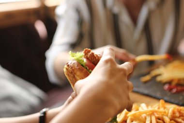 Taze sebzeli ev yapımı hamburger.