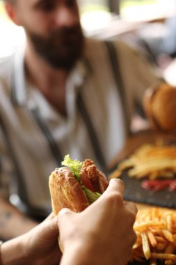 Taze sebzeli ev yapımı hamburger.