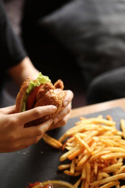 Taze sebzeli ev yapımı hamburger.